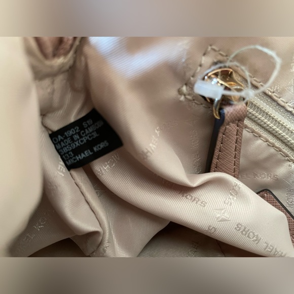 Authentic Michael Kors Cindy LG Dome leather crossbody bag purse ~ - Picture 4 of 16